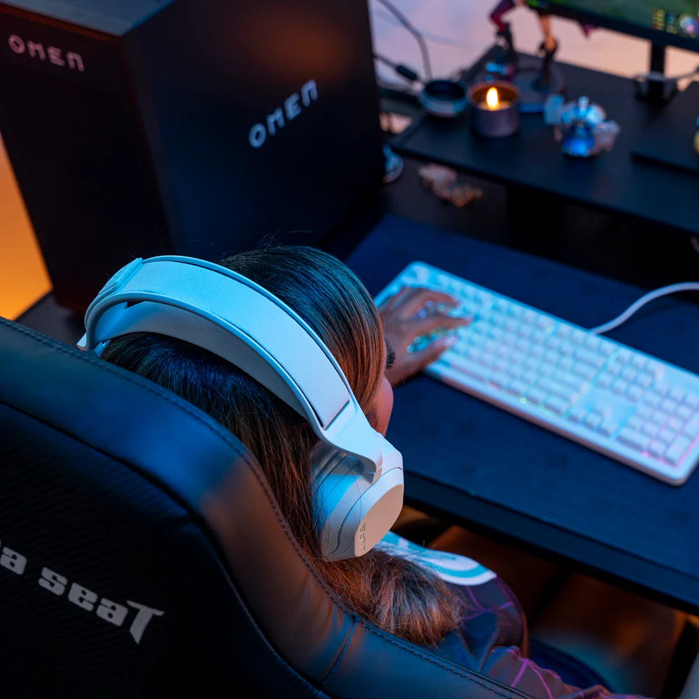 Nightfall Wireless Gaming Headset White - Image 2
